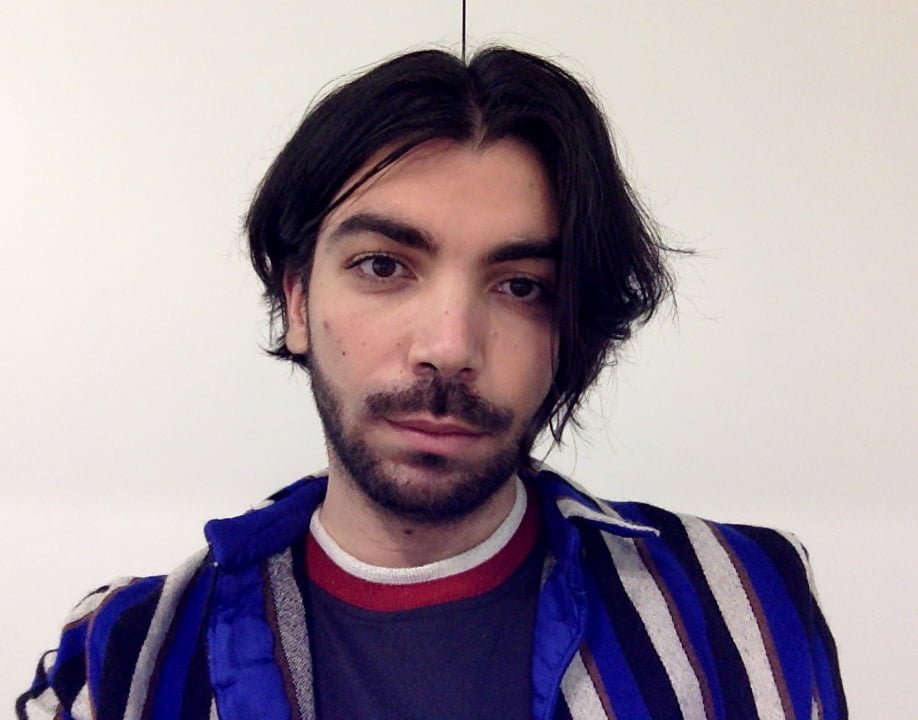 man i mörkt hår och randig kavaj