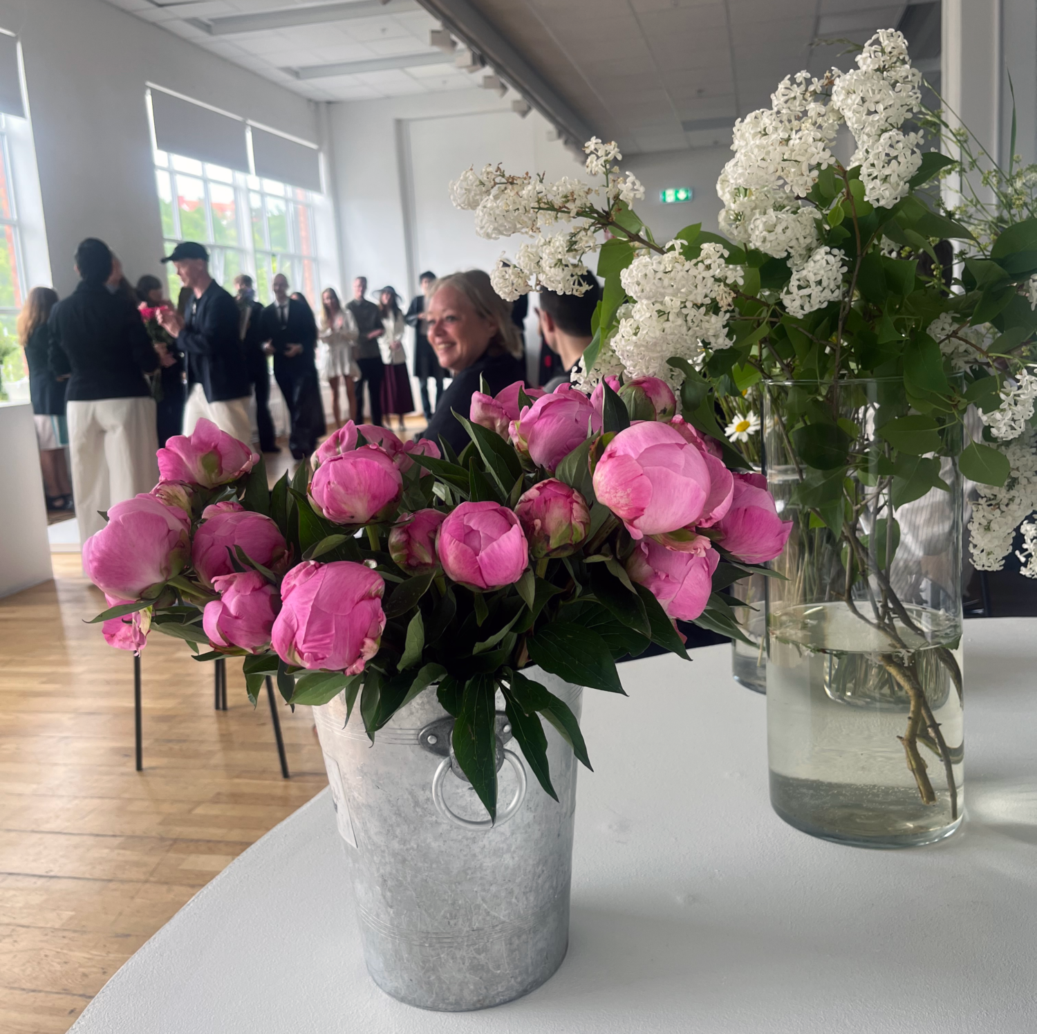 Blommor i aula med studenter